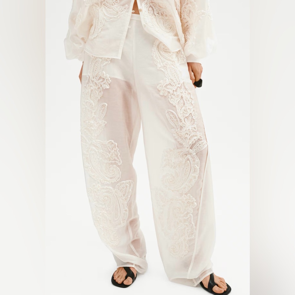 H&M STUDIO COLLECTION SPRING 2026
WHITE APPLIQUÉD BARREL-LEG PANTS
